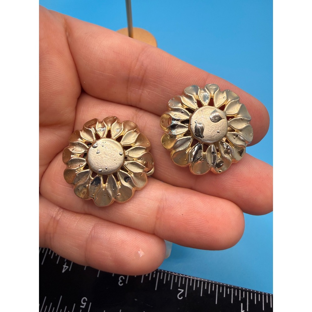Vintage Gold Tone Flower Clip On Earrings Textured Sunflower Daisy Retro 1 Inch